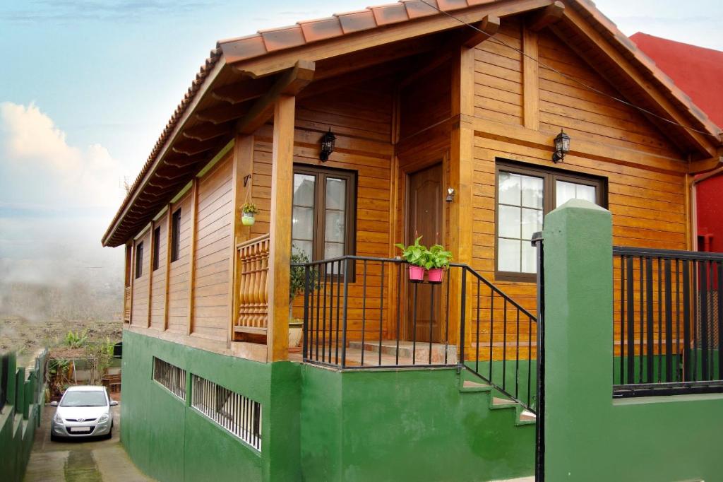 サン・クリストバル・デ・ラ・ラグーナにあるCasa de maderaの木造家屋(バルコニー付)
