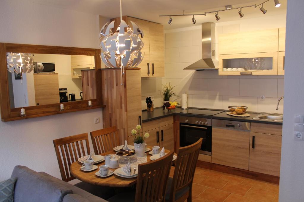 una cucina e una sala da pranzo con tavolo e sedie di Bergblüte a Bad Harzburg