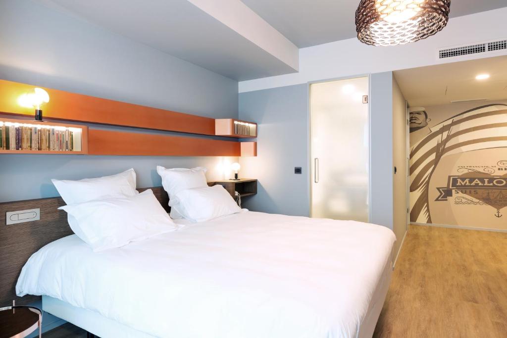 Postel nebo postele na pokoji v ubytování Golden Tulip Saint Malo– Le Grand Bé