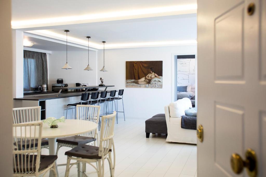 Kuchyňa alebo kuchynka v ubytovaní Bright Apartment with Stunning Acropolis Views! SG5