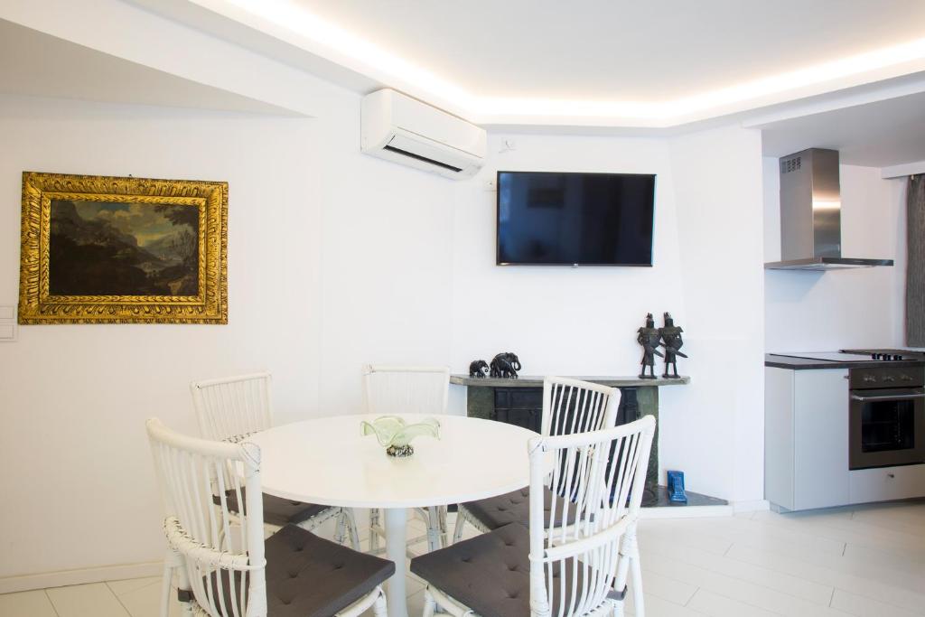 Televízia a/alebo spoločenská miestnosť v ubytovaní Bright Apartment with Stunning Acropolis Views! SG5
