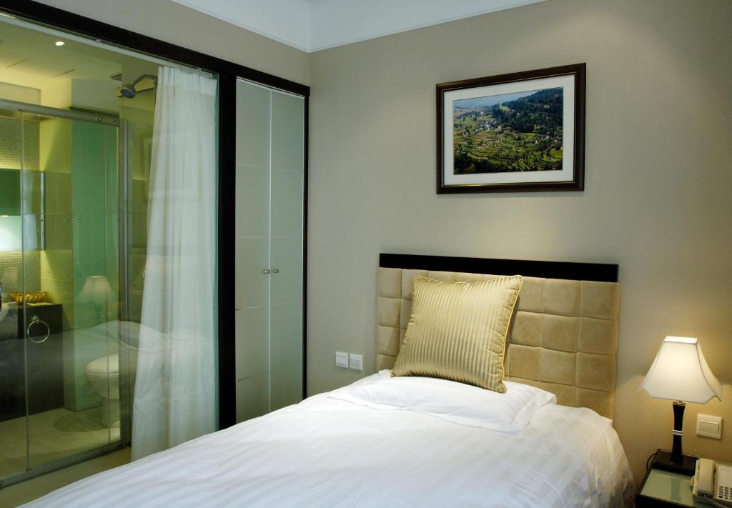 Postel nebo postele na pokoji v ubytování Xiyuan Hotel
