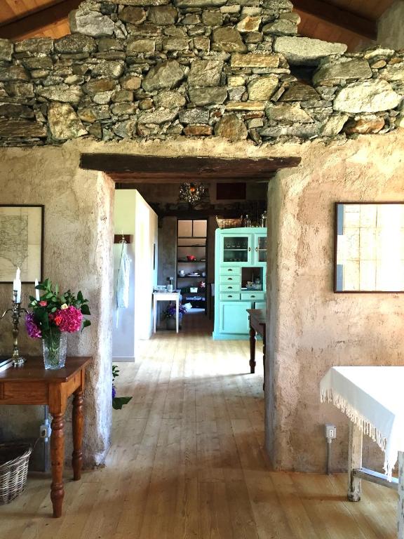 Televízia a/alebo spoločenská miestnosť v ubytovaní Corte Villa Donati