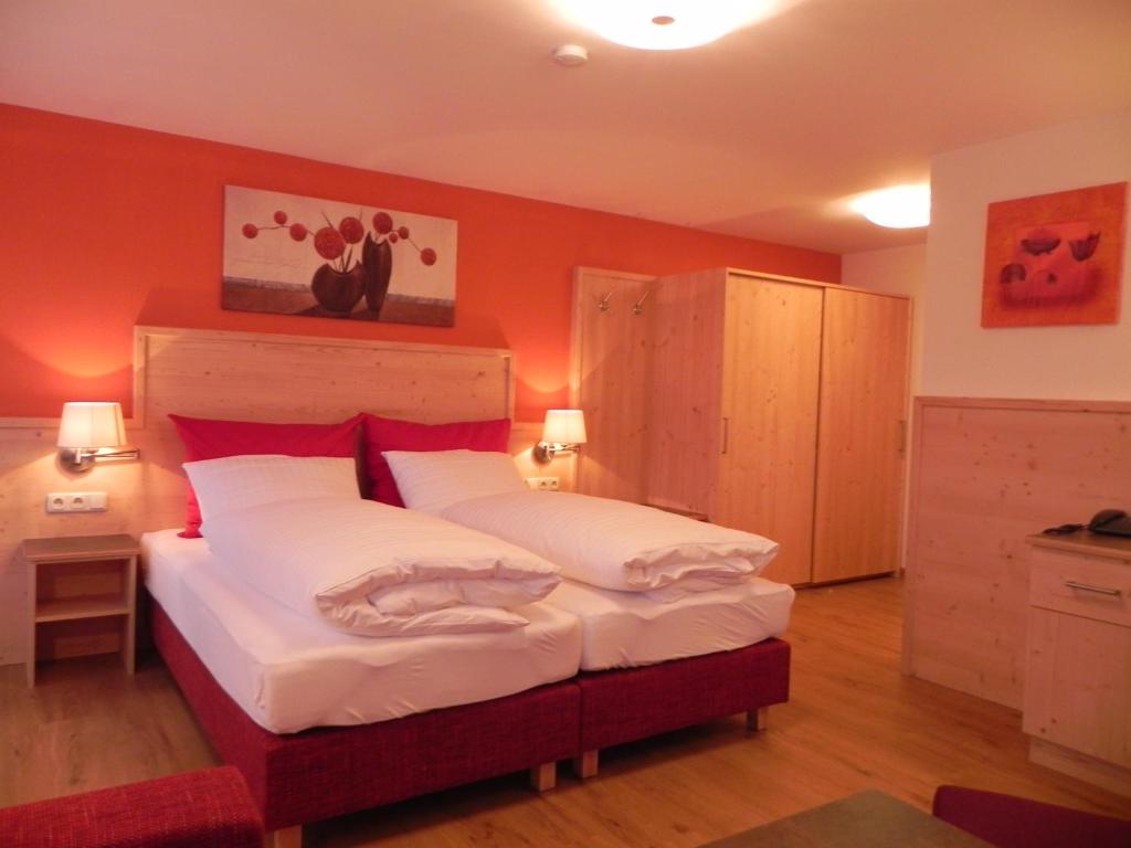Postel nebo postele na pokoji v ubytování Hotel Post Krimml