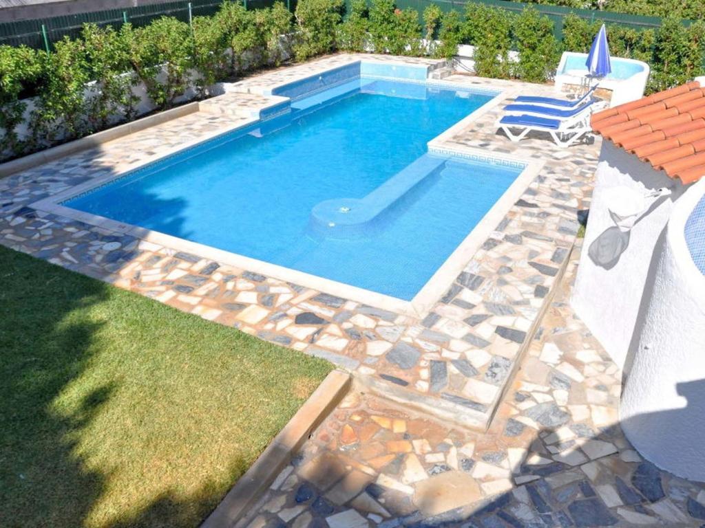 ヴィラモウラにあるCharming villa in Vilamoura with private poolの庭の滑り台付きスイミングプール