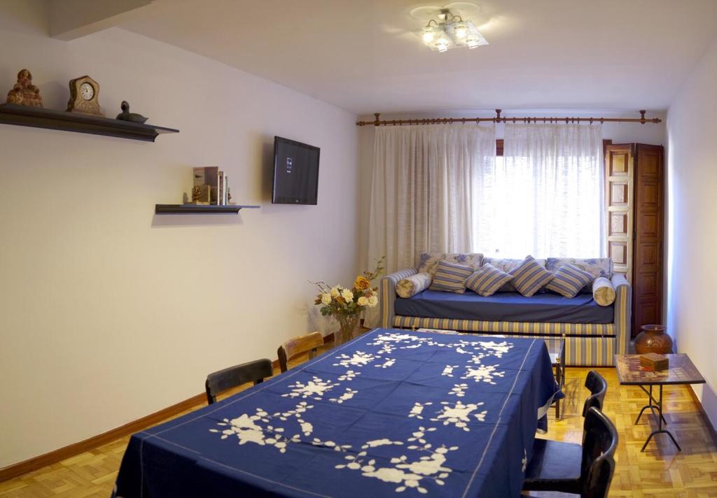 a bedroom with a bed with a blue blanket with stars on it at Benavites 5 centro, wifi in Ávila