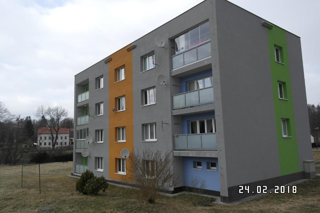 un edificio pintado de gris y verde en U Sylwii, en Mikulášovice