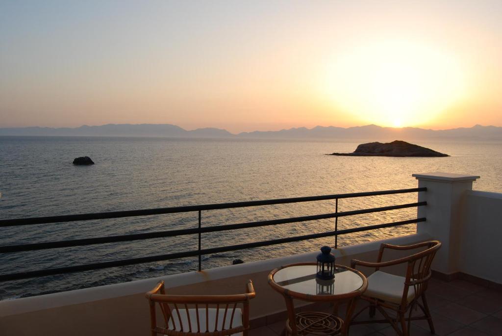 Vom Balkon eines Kreuzfahrtschiffes genießen Sie Meerblick. in der Unterkunft Elea Mare in Elia Laconias