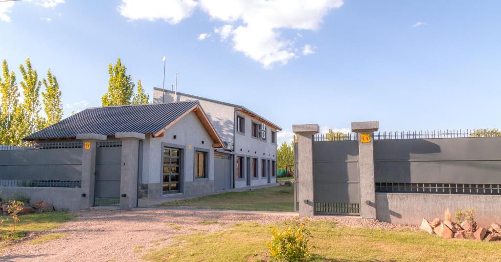 un gran edificio blanco con una valla delante en Altos la Villa en San Rafael