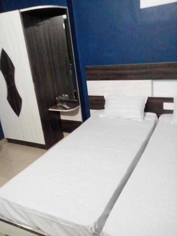 Postel nebo postele na pokoji v ubytování Hotel Radiation Deoghar