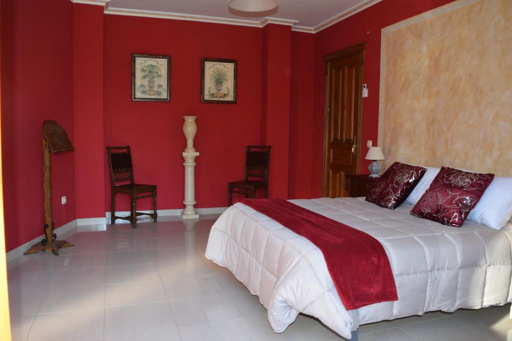 1 dormitorio rojo con 1 cama con paredes rojas en Casa Hormazas, en Almagro