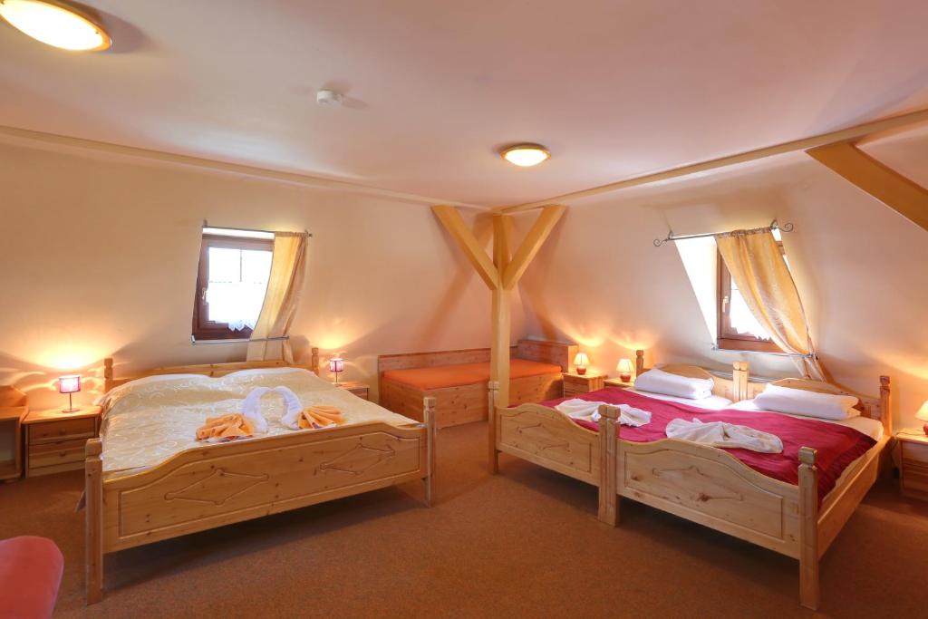Postel nebo postele na pokoji v ubytování Hotel Zelený Dům