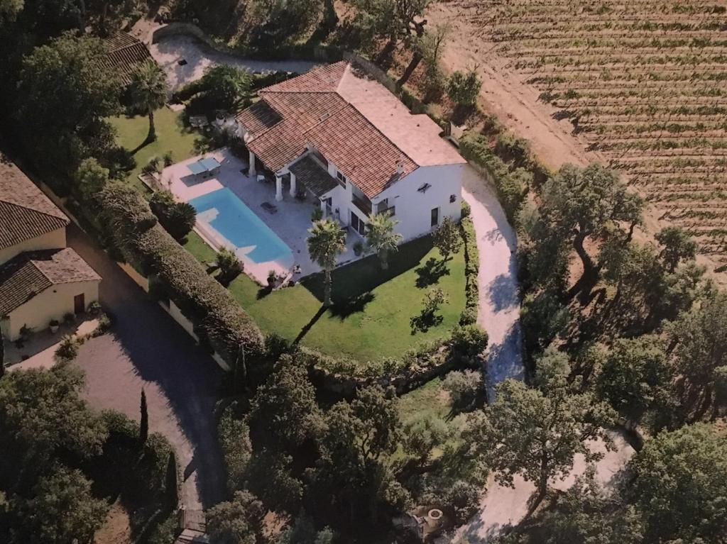 una vista aérea de una casa con piscina en Villa Le B en Cogolin