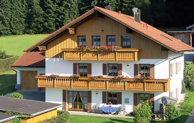 ein großes Haus mit einem Balkon mit Blumen darauf in der Unterkunft Haus Bergblick in Lindberg