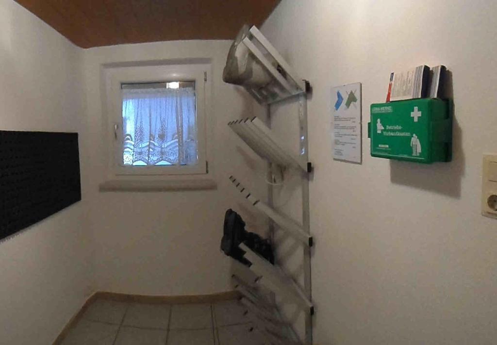 Televízia a/alebo spoločenská miestnosť v ubytovaní Pfurtschell