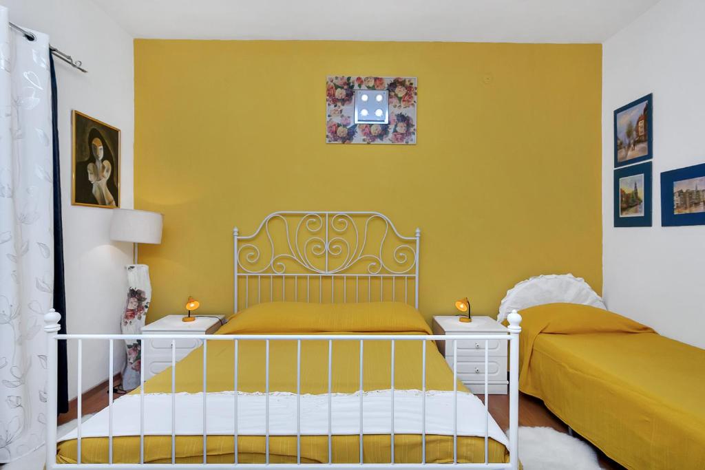 Posteľ alebo postele v izbe v ubytovaní Apartmani Maja