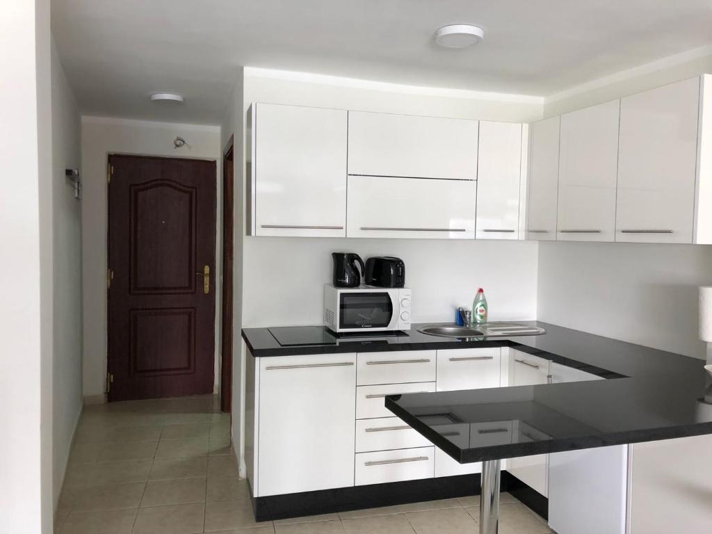 Kuchyň nebo kuchyňský kout v ubytování Studio Los Cristianos Beach