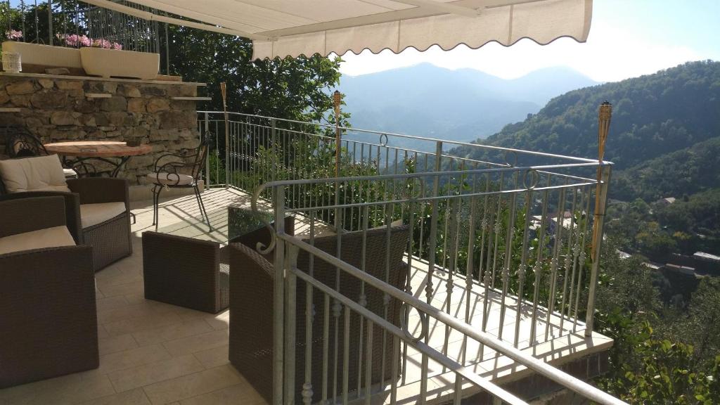 balcone con vista sulle montagne di Casa Ofelia a Levanto