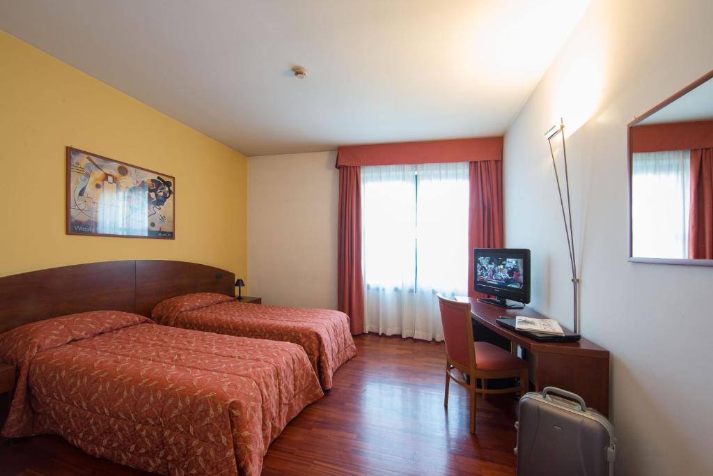 TV a/nebo společenská místnost v ubytování Hotel La Cascata