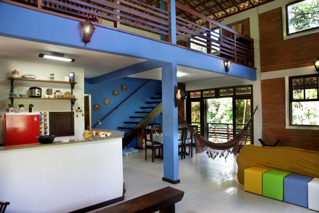 a living room with a blue staircase in a house at Casa de Penedo in Penedo