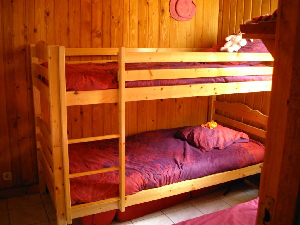 Palanda nebo palandy na pokoji v ubytování Chalet Camping Les Vignes