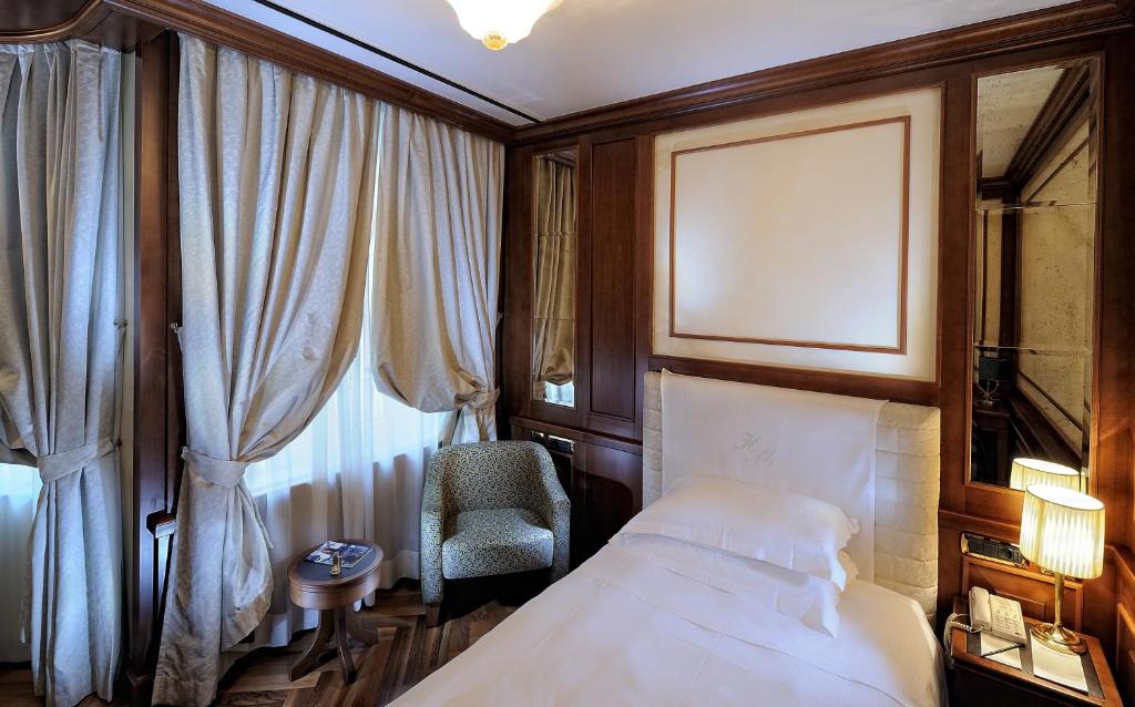 Postel nebo postele na pokoji v ubytování Hotel Manzoni