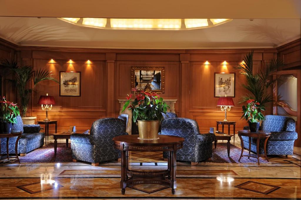 - une salle d'attente avec des chaises et une table dans l'établissement Hotel Manzoni, à Milan