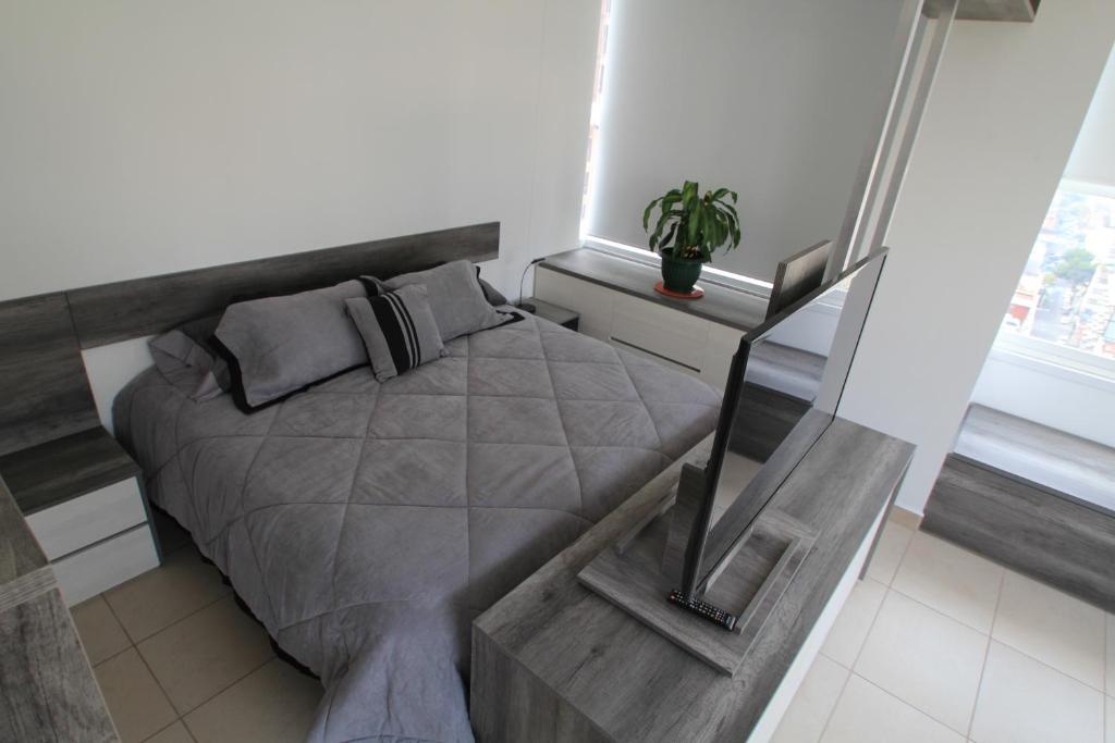 1 dormitorio con 1 cama con espejo. en Boutique Apartment Downtown 1506, en Ciudad de México