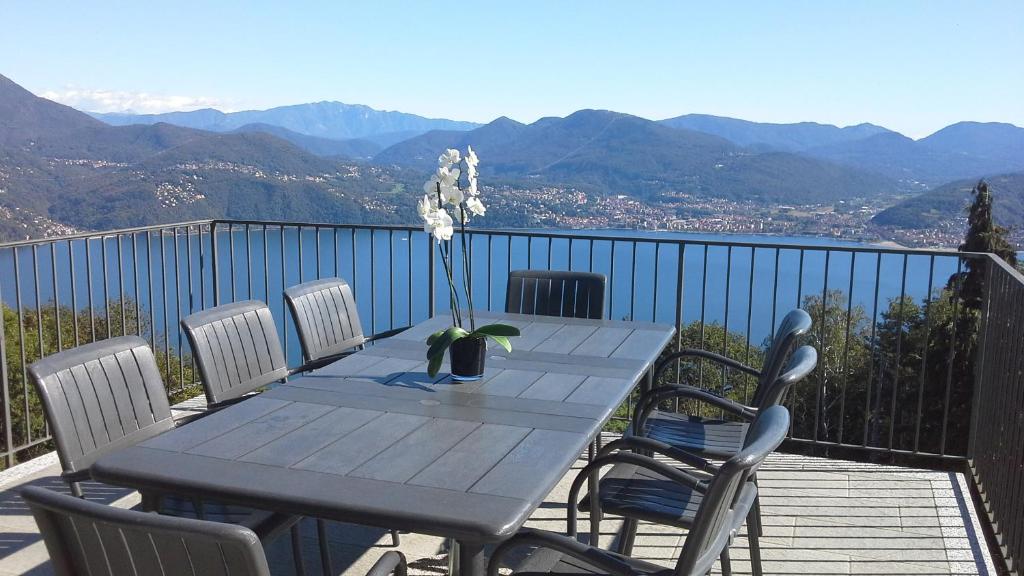CarmineにあるPerla del Lagoの山の景色を望むバルコニー(青いテーブル、椅子付)