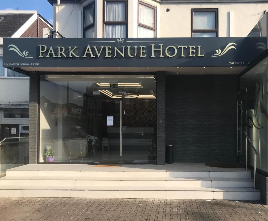 ein Schild an der Parkavenue auf der Vorderseite eines Gebäudes in der Unterkunft Park Avenue Hotel in London