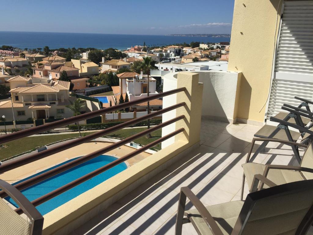 Incredible Frontal Sea View - Praia da Galéの敷地内または近くにあるプールの景色