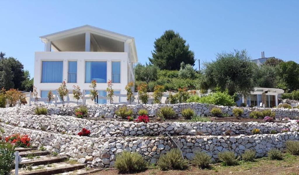 ściana zatrzymania przed domem w obiekcie Max Luxury Suite - Servizio Spiaggia Inclusa w mieście Peschici