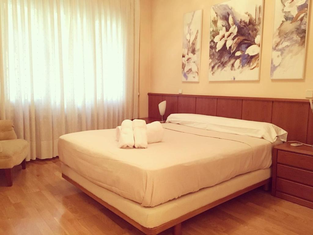 1 dormitorio con 1 cama con 2 toallas en Gran Vía 55 en Madrid