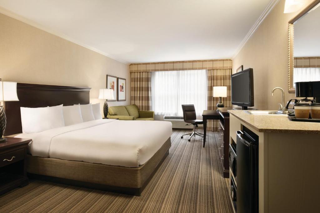Country Inn & Suites By Radisson, Atlanta Airport North, GA - Rey Suite