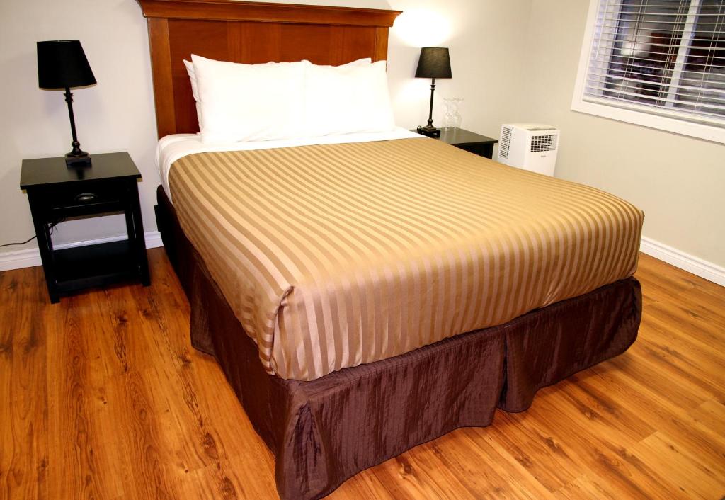 Postel nebo postele na pokoji v ubytování Hotel Squamish