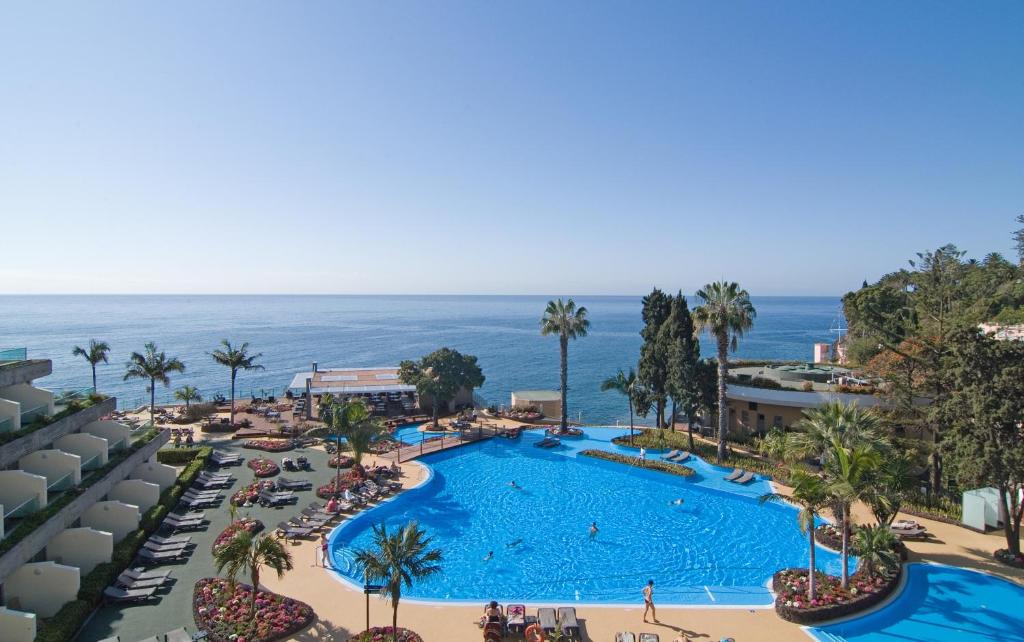 Bazén v ubytování Pestana Carlton Madeira Ocean Resort Hotel nebo v jeho okolí