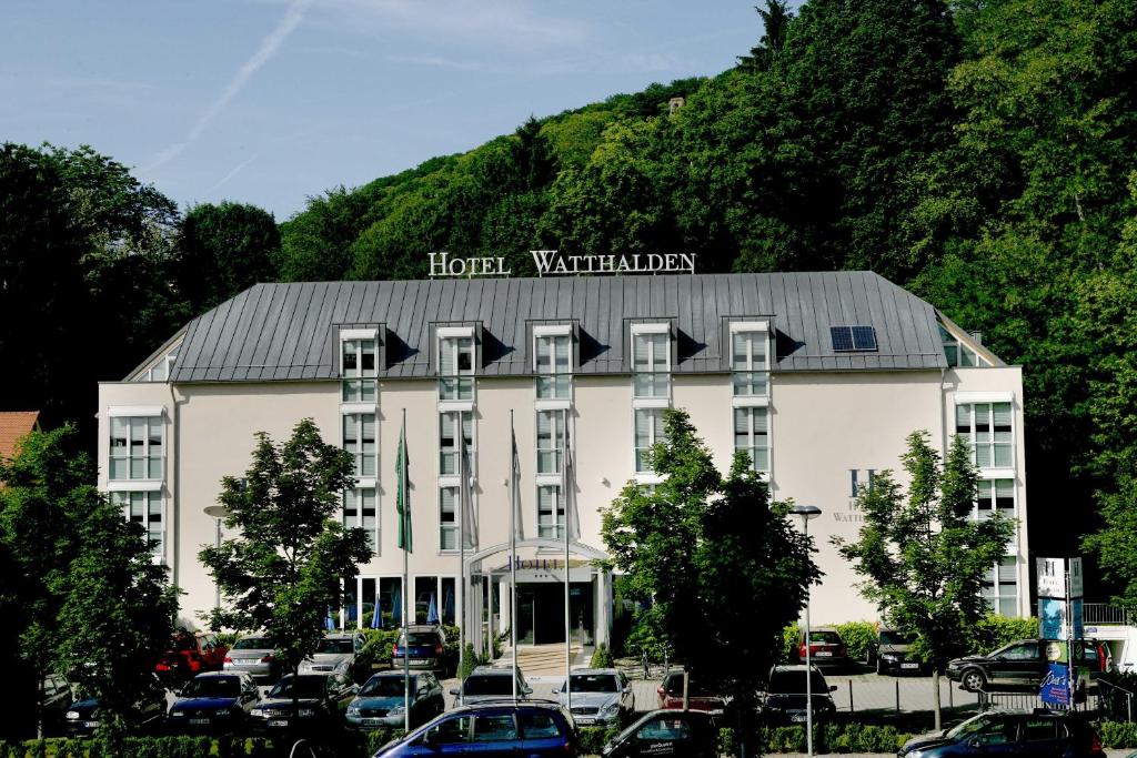 ein großes weißes Gebäude mit einem Schild drauf in der Unterkunft Hotel Watthalden in Ettlingen