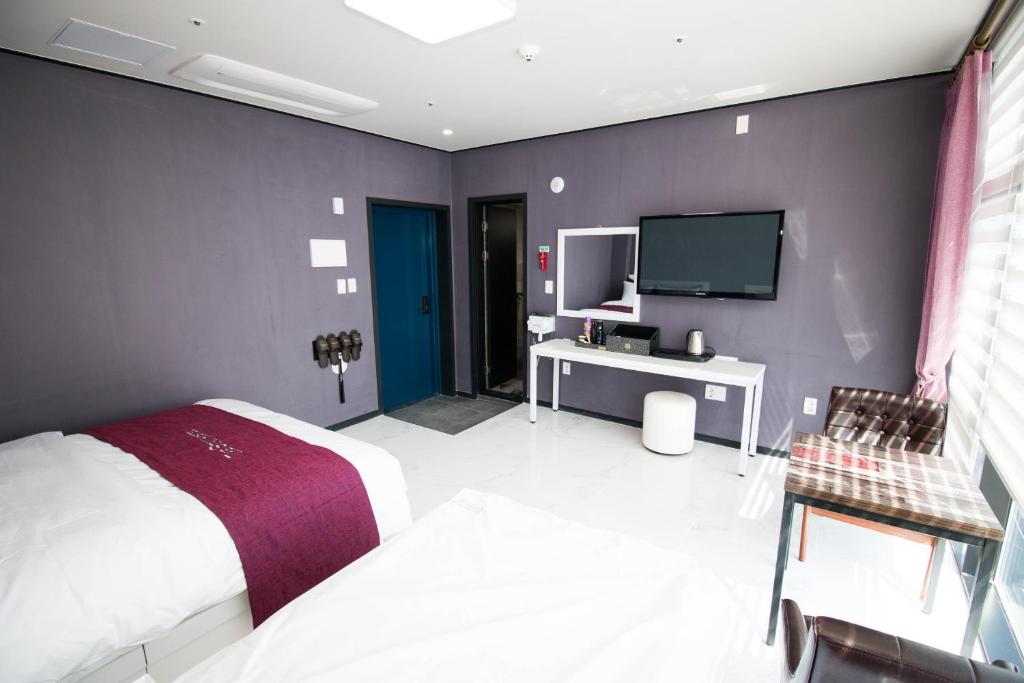 TV a/nebo společenská místnost v ubytování Yeosu Thestay Hostel