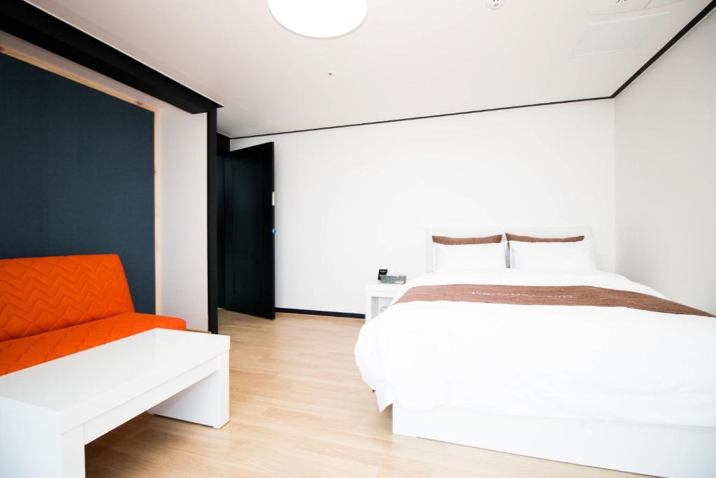 Postel nebo postele na pokoji v ubytování Yeosu Thestay Hostel