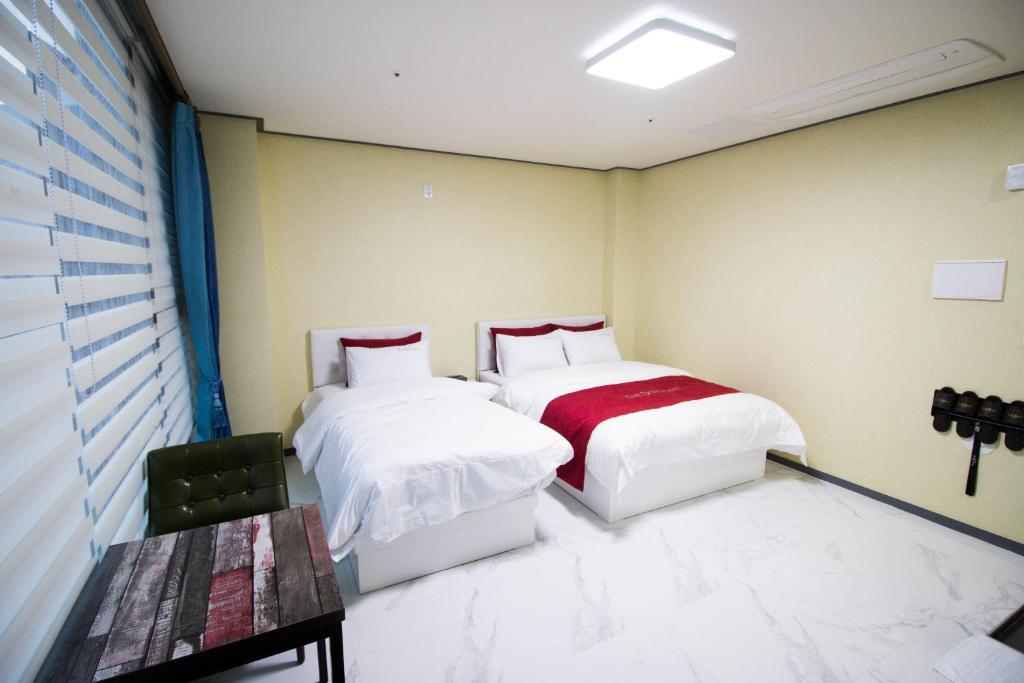 Postel nebo postele na pokoji v ubytování Yeosu Thestay Hostel