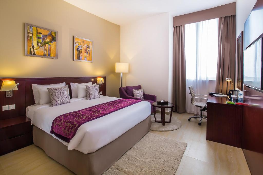 Postel nebo postele na pokoji v ubytování V Hotel Fujairah