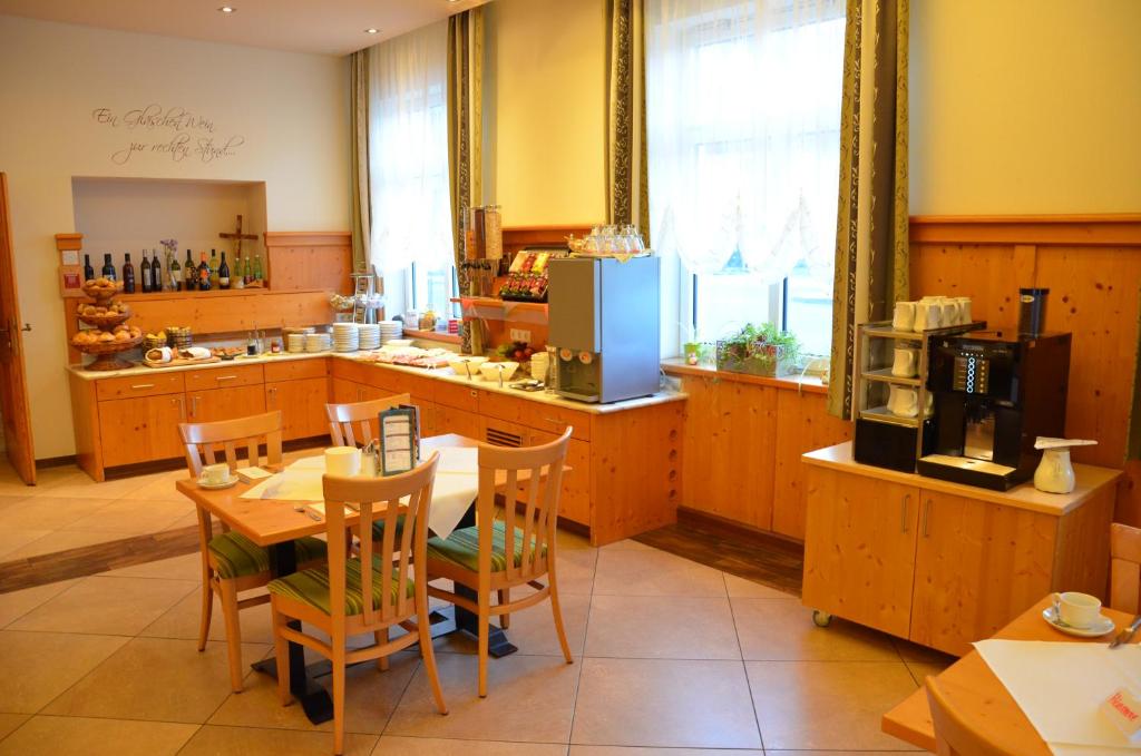 Příslušenství pro přípravu čaje a kávy v ubytování Hotel-Restaurant Kirchenwirt Aigen