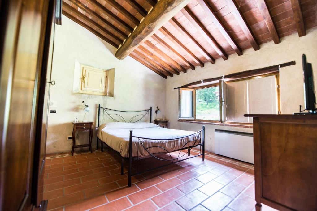 - une chambre avec un lit dans une pièce dotée d'une fenêtre dans l'établissement Bernardone, à Camaiore