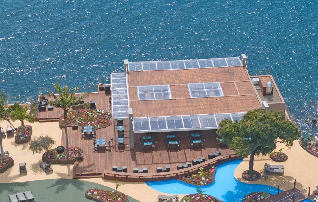 Bazén v ubytování Pestana Carlton Madeira Ocean Resort Hotel nebo v jeho okolí