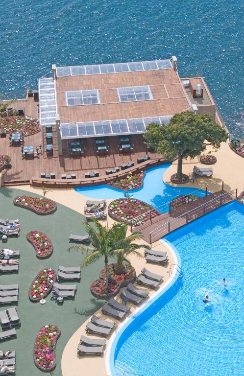 Bazén v ubytování Pestana Carlton Madeira Ocean Resort Hotel nebo v jeho okolí