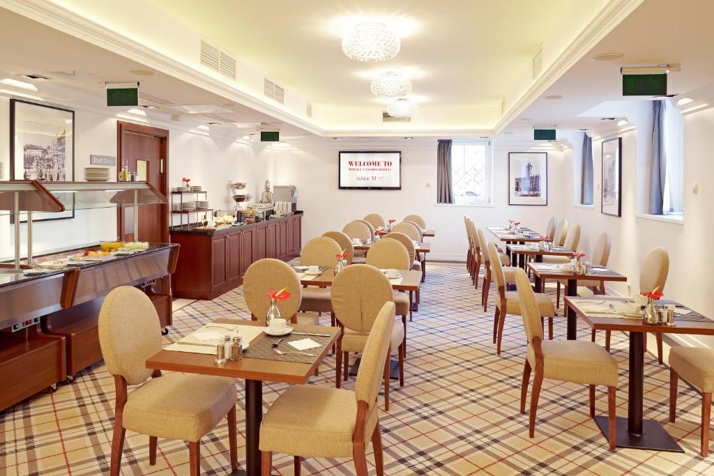 A restaurant or other place to eat at Mirage Medic Hotel