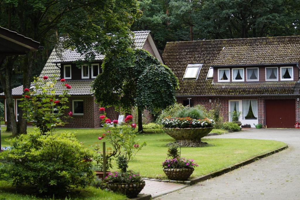 una casa con flores delante de un patio en Ferienwohnungen / Ferienhaus Wahlers, en Bispingen