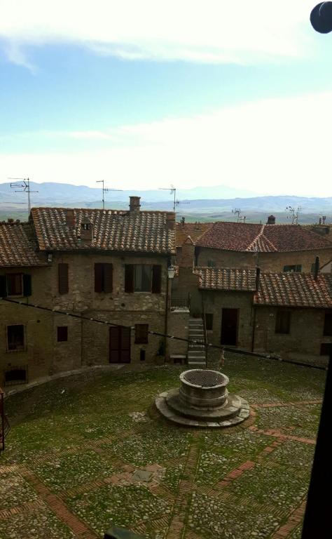 budynek z dziedzińcem z fontanną na dziedzińcu w obiekcie Casa Costanza w mieście Castiglione dʼOrcia