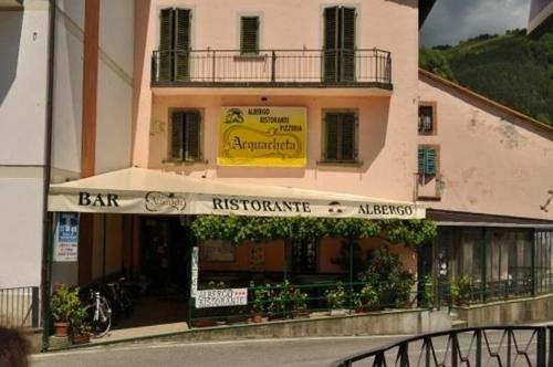 un bâtiment avec un panneau en face d'un restaurant dans l'établissement Acquacheta Valtancoli, à San Benedetto in Alpe