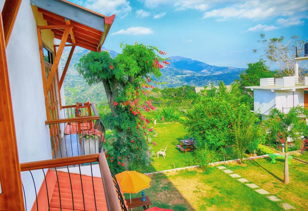 Nespecifikovaný výhled na hory nebo výhled na hory při pohledu z hotelu